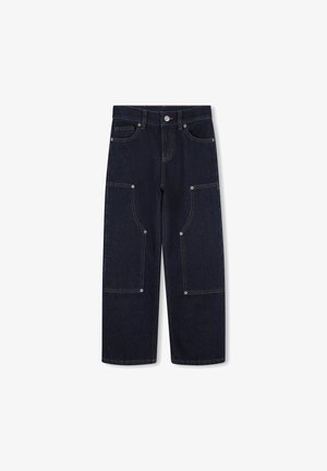 Pantalons en denim bleu foncé à jambe large avec de grandes poches avant, des coutures visibles et une fermeture à bouton classique.