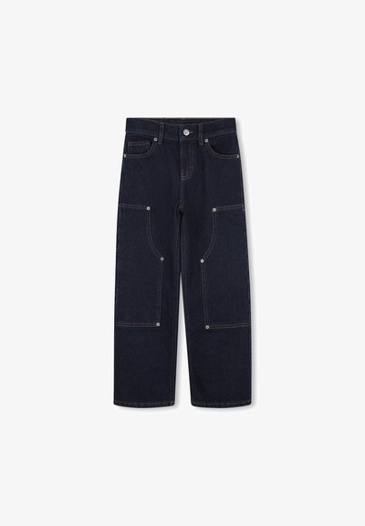 Pantalons en denim bleu foncé à jambe large avec de grandes poches avant, des coutures visibles et une fermeture à bouton classique.