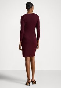 Bordos ķermeņa pieguloša kleita ar garām piedurknēm, ceļa garuma apakšu un aizmugurējo rāvējslēdzēju. Mīksta, gluda tekstūra bez redzamām rakstu zīmēm vai izceltiem elementiem.