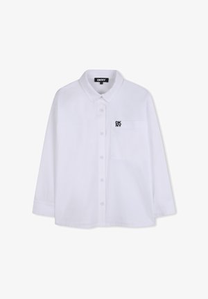 Chemise blanche à manches longues avec col, dotée d'une poche sur le côté gauche de la poitrine et d'une broderie du logo DKNY en noir. Texture de tissu lisse.