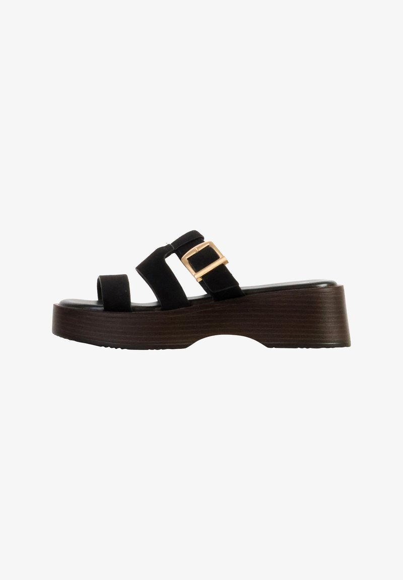 Sandale à plateforme noire avec trois brides, dont une avec une boucle dorée, et une semelle marron texturée avec une légère cambrure.