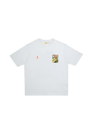 T-shirt blanc à manches courtes avec un petit motif rectangulaire coloré sur le côté gauche de la poitrine et une petite étiquette orange et blanche.