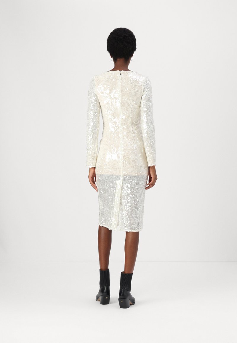 Sukienka z długim rękawem w białe cekiny o dopasowanym kroju i długości do połowy łydki, z rozcięciem z tyłu i okrągłym dekoltem.