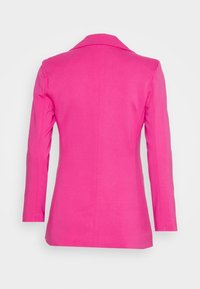 Veste cintrée en tissu rose vif à texture lisse, coupe simple boutonnage, manches longues et revers à crans. Vue arrière présentée.