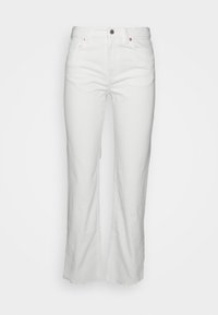 Jeans de ganga brancos com um corte descontraído, apresentando uma cintura alta, bolsos frontais e uma bainha crua nos tornozelos. Detalhe de fecho com botão de metal.