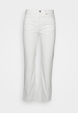 Jeans de ganga brancos com um corte descontraído, apresentando uma cintura alta, bolsos frontais e uma bainha crua nos tornozelos. Detalhe de fecho com botão de metal.