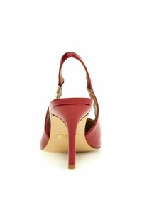 Sandali con tacco alto in pelle verniciata rossa con retro aperto, cinturino regolabile alla caviglia e tacco sottile, con un accento in tono oro.