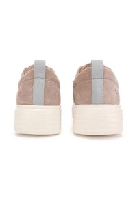 Jasnobrązowe zamszowe sneakersy o teksturowanym wykończeniu, z szarym uchwytem i białą, karbowaną podeszwą. Detal z logo na pięcie.