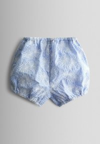 Culottes per neonati azzurro chiaro con ricamo floreale bianco, elastico in vita e agli orli delle gambe, su sfondo grigio chiaro.