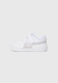 Chaussure de sport blanche avec deux sangles auto-agrippantes, dessus en tissu lisse et accents en paillettes argentées sur le côté. Bout arrondi et semelle légère.