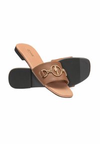 Brązowe klapki z szerokim paskiem, wyposażonym w okrąły złoty akcent, teksturowaną wkładkę oraz płaską czarną gumową podeszwę.