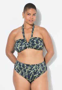 Bikini set s bandeau topem na zavazování a vysokými kalhotkami, vyrobený z hladkého materiálu s leopardím potiskem v zelené a černé barvě.