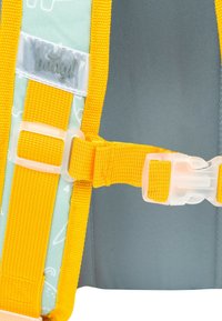 Szelki dziecięce w jasnoniebieskim kolorze z białymi wzorami, żółtymi paskami z materiału i przezroczystymi plastikowymi klamrami do bezpiecznego zapięcia.