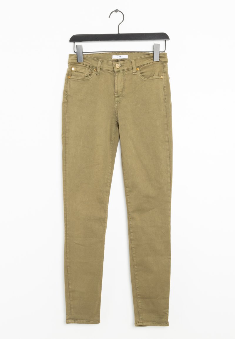 Jeans verde oliva con ajuste slim, hechos de un suave material de algodón. Cuentan con cinco bolsillos, remaches metálicos y un cierre de botón en la parte frontal.