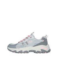 Zapatillas deportivas en gris y rosa con una parte superior texturizada, suela acolchada y tacos pronunciados. Presentan un logotipo y acentos en rosa.