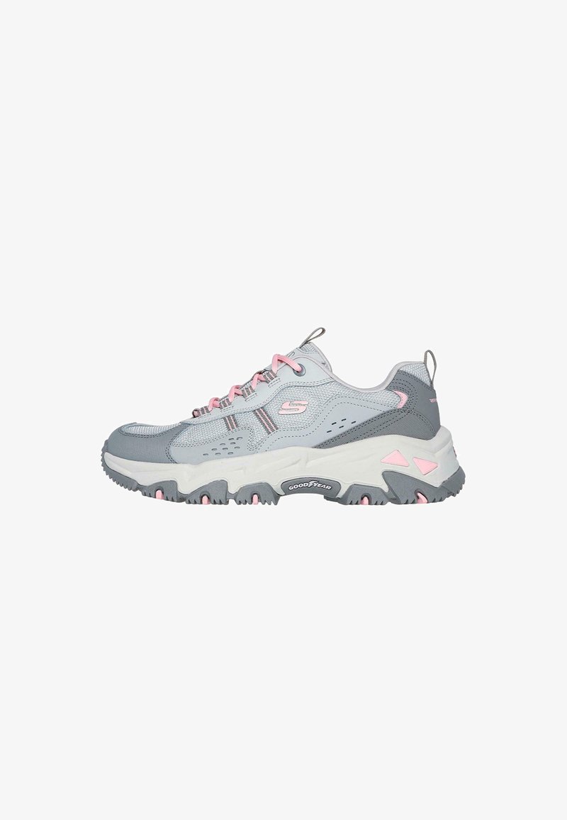 Zapatillas deportivas en gris y rosa con una parte superior texturizada, suela acolchada y tacos pronunciados. Presentan un logotipo y acentos en rosa.
