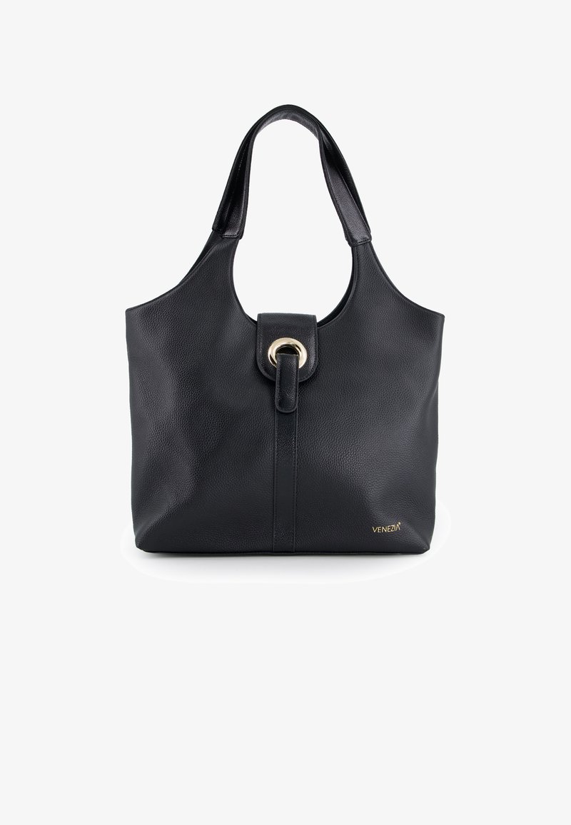 Czarna skórzana torba typu tote o teksturowanym wykończeniu, z podwójnymi uchwytami, okrągłym zapięciem na zatrzask oraz złotym akcentem z przodu. Widoczna nazwa marki.