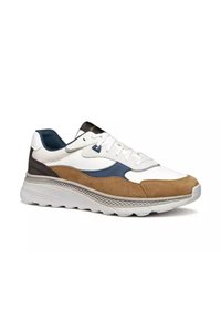Sneaker con una combinazione di pelle bianca, suede marrone e dettagli blu navy. Presentano una suola testurizzata e un design con lacci, con un collare imbottito.