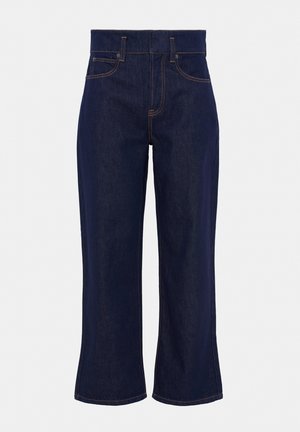Jean en denim bleu foncé taille haute avec jambes droites, poches avant, passants de ceinture et surpiqûres contrastantes visibles.