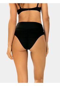 Czarny bikini o wysokim stanie z marszczeniem, charakteryzujący się gładką teksturą i umiarkowanym zakryciem z tyłu.