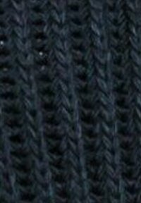 Dunkelblauer Strickstoff mit einer strukturierten, gerippten Musterung. Das Garn wirkt dick und leicht fuzzy mit kleinen Flecken in einem helleren Blau.