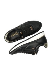 Svarta lädersneakers med gyllene detaljer och snörning. Har en vit sula och en distinkt texturerad design på sidorna och hälen.