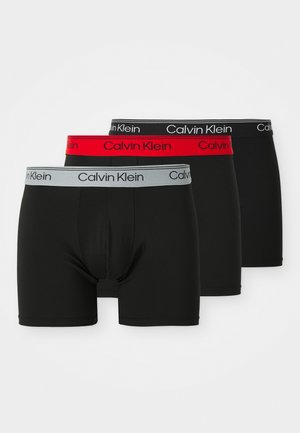 Kolm paari musti bokserpükse, mis on valmistatud venivast kangast. Igal paari on erineva värvusega vöökoht: hall, punane ja must logoga.