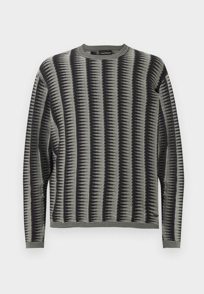 Ανδρικό πουλόβερ σε γκρι και μαύρο με γεωμετρικό σχέδιο. Διαθέτει μακριά μανίκια και στρογγυλή λαιμόκοψη. Κατασκευασμένο από μαλακό πλεκτό ύφασμα.