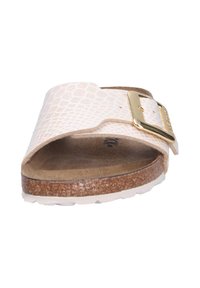 Sandale à semelle ouverte avec une sangle texturée beige clair, boucle dorée, semelle en liège et semelle blanche vue de l'angle frontal.