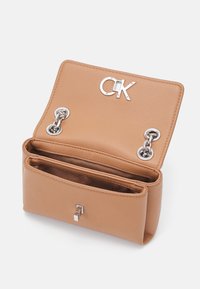 Calvin Klein RELOCK SHOULDER BAG - Borsa a mano - lion