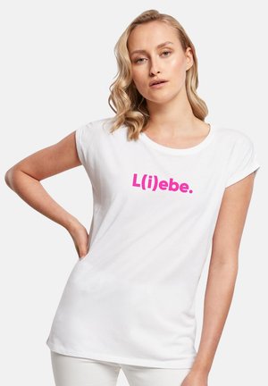 Weißes Baumwoll-T-Shirt mit rundem Ausschnitt und umgeschlagenen kurzen Ärmeln, auf dessen Vorderseite in fettem Pink der Text "L(i)ebe." zentriert ist.