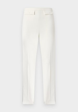Hvite skreddersydde damebukser med frontbrett og to knappede klaffelommer på midjebåndet, vist flatt.