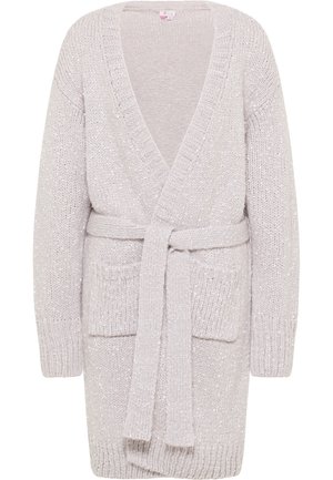 Světle šedý, hrubě pletený cardigan s výstřihem do V, širokými rukávy, bočními kapsami a zavazovacím páskem; má jemnou tečkovanou texturu.