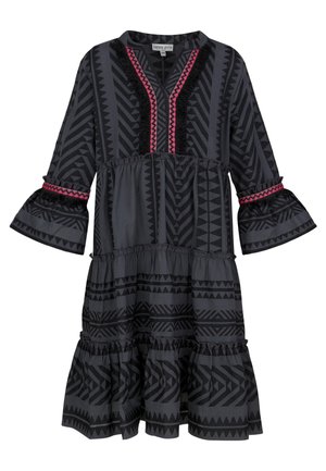 Schwarzes Kleid mit Muster und gestuften Rüschen, mit rundem Ausschnitt, Glockenärmeln und kontrastierenden pinken und schwarzen Stickdetails.