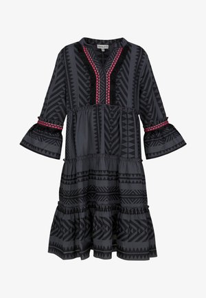 Schwarzes Kleid mit Muster und gestuften Rüschen, mit rundem Ausschnitt, Glockenärmeln und kontrastierenden pinken und schwarzen Stickdetails.