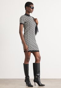Logo Dkny Outfits DKNY LOGO JACQUARD SHORT SLEEVE MOCK NECK SHORT DRESS Shift Dress Black/eggnog/ Logo Dkny Outfits DKNY LOGO JACQUARD SHORT SLEEVE MOCK NECK SHORT DRESS Shift Dress Black/eggnog/