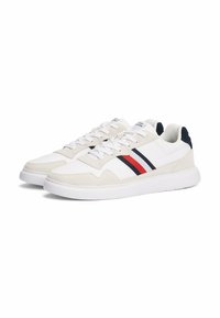 Sneaker in suede e tessuto bianchi con punta arrotondata, caratterizzate da strisce rosse e blu navy, chiusura con lacci e suola in gomma bianca.