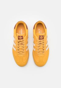 adidas Originals SAMBA OG UNISEX - Joggesko - preloved yellow/crystal sand/shadow red