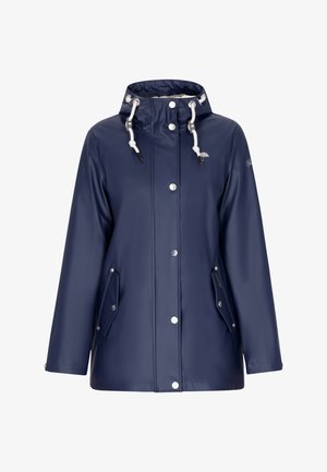 Impermable azul marino con capucha, cordones blancos, botones a presión y bolsillos laterales. Textura lisa y brillante con un corte recto.