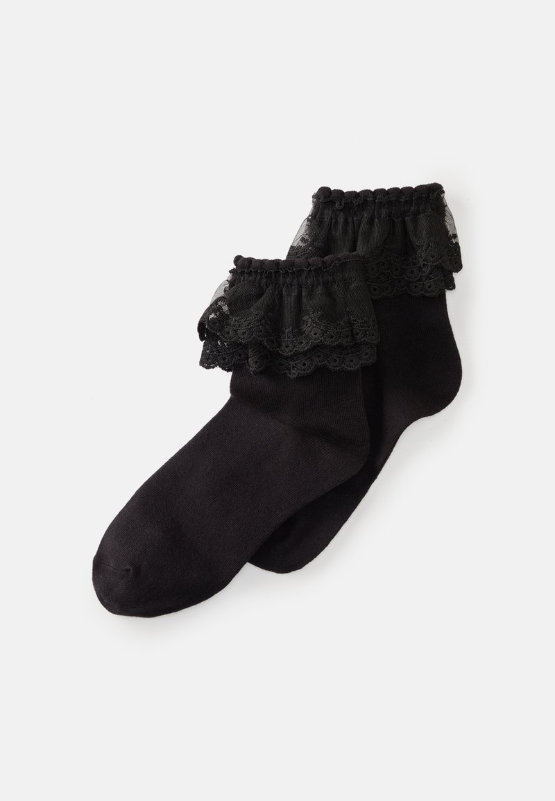 Calcetines negros con una textura suave, con un borde de encaje con volantes en el puño. El encaje tiene un borde ondulado, lo que añade detalle al diseño.