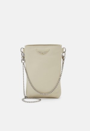 Sac en cuir beige avec une chaîne en métal argenté, de forme rectangulaire, et un logo d'aile embossé à l'avant. Texture lisse avec un design minimaliste.