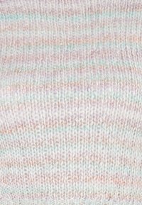Strickstoff in Pastellfarben mit horizontalen Streifen in Rosa, Blau und Weiß, und einer weichen, strukturierten Oberfläche.