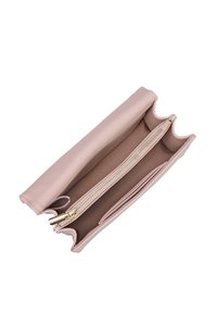 Portafoglio rosa con zip, dotato di una superficie liscia, scomparti interni per carte e un comparto centrale. Presenta accessori in tonalità oro e un rivestimento morbido.