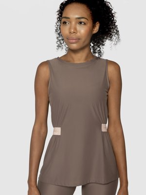 Braun ärmelloses Sportoberteil mit rundem Ausschnitt, versehen mit hellbeigen Seiteneinsätzen und einem glatten, leichten Stoff.