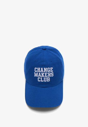 Cappellino da baseball blu con testo ricamato bianco "CHANGE MAKERS CLUB" centrato sul pannello frontale.