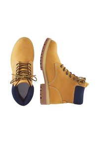 Ein Paar tanfarbene Lederarbeitsstiefel, einer von oben mit braunen Schnürsenkeln, der andere im Seitenansicht mit gepolstertem, dunkelblauen Kragen und dicker Sohle.