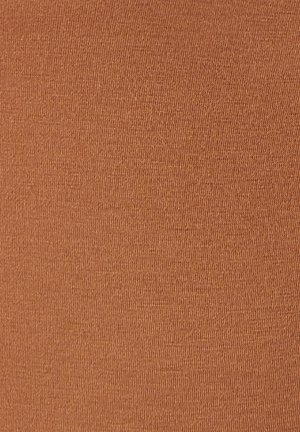 Tessuto rigato marrone con una texture liscia, caratterizzato da linee verticali e un sottotono caldo, adatto per abbigliamento o tappezzeria.
