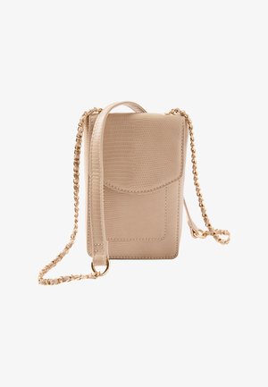 Beige texturierte Umhängetasche aus Kunstleder mit goldener Kettenriemen, rechteckiger Form, Fronttasche und Druckknopfverschluss.