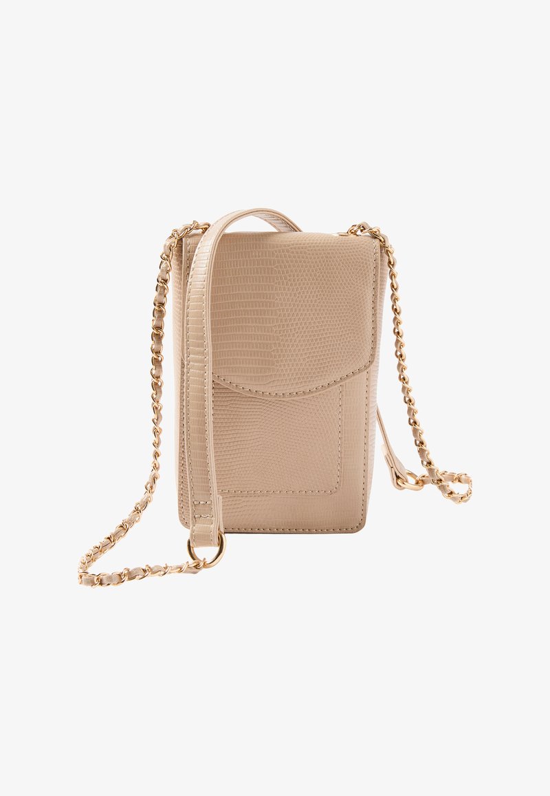 Sac bandoulière beige en similicuir texturé avec une bandoulière chaîne dorée, forme rectangulaire, poche avant et fermeture à pression.