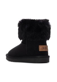 Bota negra hasta el tobillo con puño de pelo sintético, material de ante, suela de goma plana, costuras decorativas y etiqueta de logo marrón de Xti.
